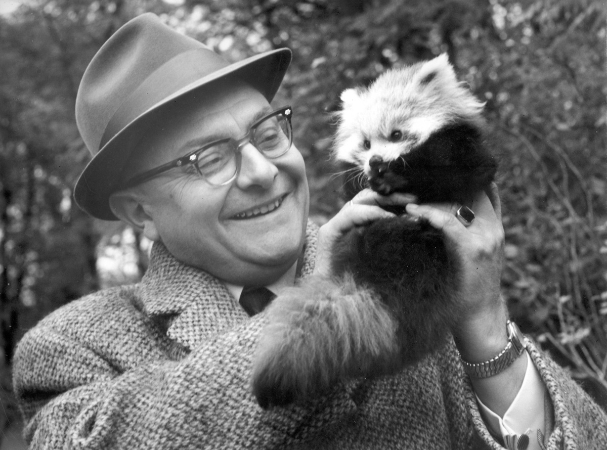 Heinrich Dathe mit Katzenbär